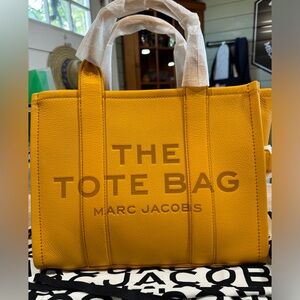 NWT Marc Jacobs leather TALLE TOTE BAG! 🌻🍁